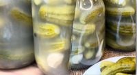 Рассол в банке с огурцами помутнел: когда лучше сразу выбросить банку