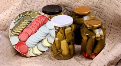 Чим відмити кришки банок від стійкого запаху: хитрий трюк господинь