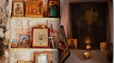 Где категорически не стоит вешать иконы: 2 запрещенных места в доме