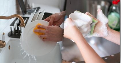Чому не можна мити посуд у гостях — прикмета, яка попереджає про біду
