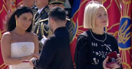 Обняла на глазах у всех: Огневич и Onuka получили почетное звание от Зеленского