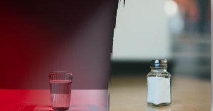 Навіщо ставити склянку з солоною водою біля порога: один простий секрет
