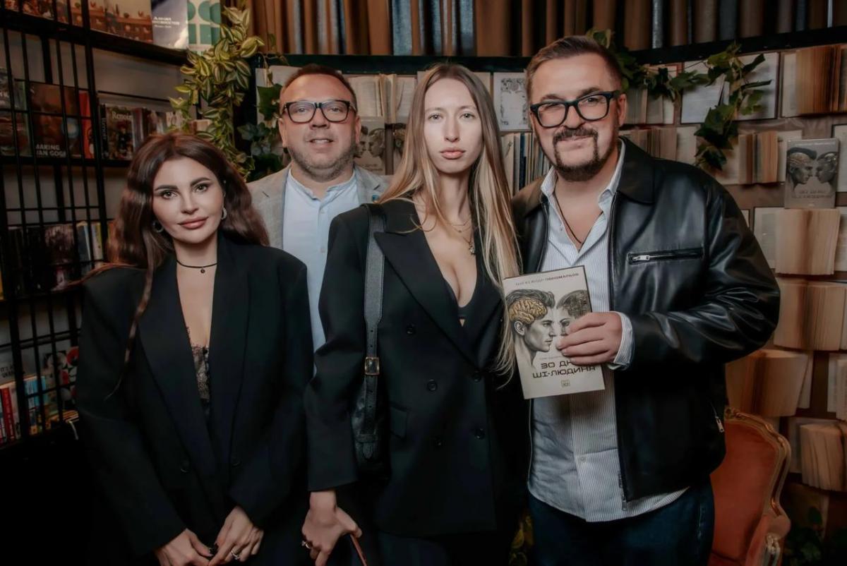 Олександр Пономарьов із дружиною на презентації книги Олександр Пономарьов із дружиною на презентації книги