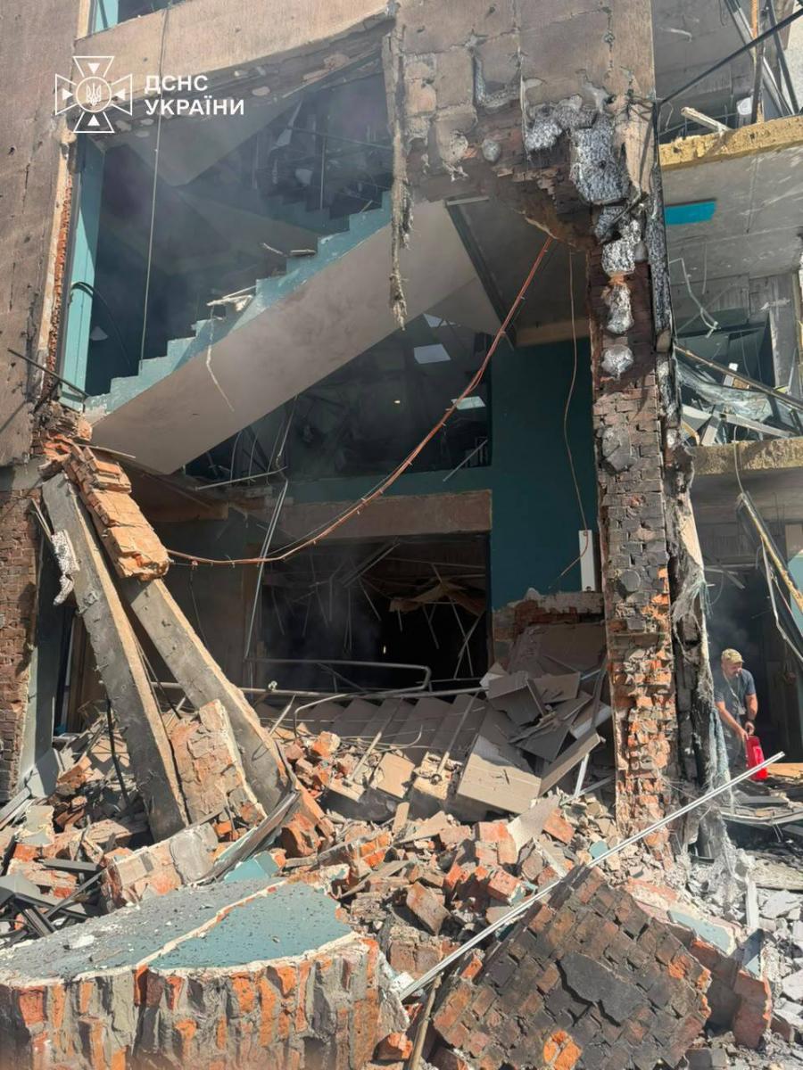 Наслідки удару по телеканалу "Ми-Україна" 8 вересня Наслідки удару по телеканалу "Ми-Україна" 8 вересня