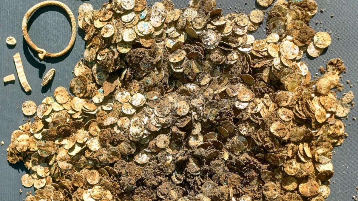 Монети привезли з різних куточків світу