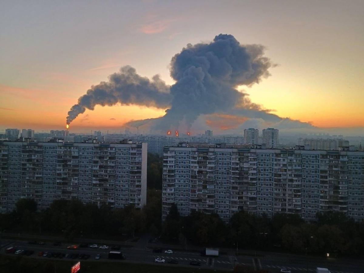 Дроны долетели до Москвы и области: бушуют масштабные пожары, есть попадания