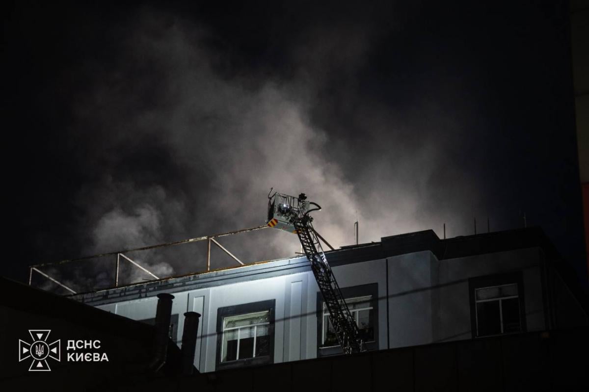 Наслідки удару по будівлі в Києві