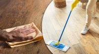 Деревянный пол будет сиять, как новый: поможет неожиданное средство из кухни