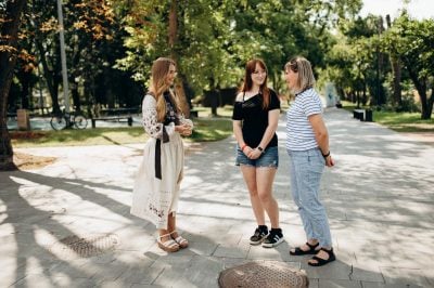 Акторка Анна Кошмал втілила мрії двох дівчат — доньок загиблих Захисників України Акторка Анна Кошмал втілила мрії двох дівчат — доньок загиблих Захисників України