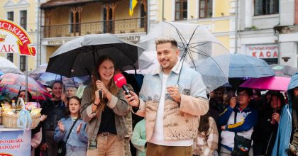 "Почався дощ, але люди нікуди не йдуть": як Житомир зустрів "Караоке на майдані"