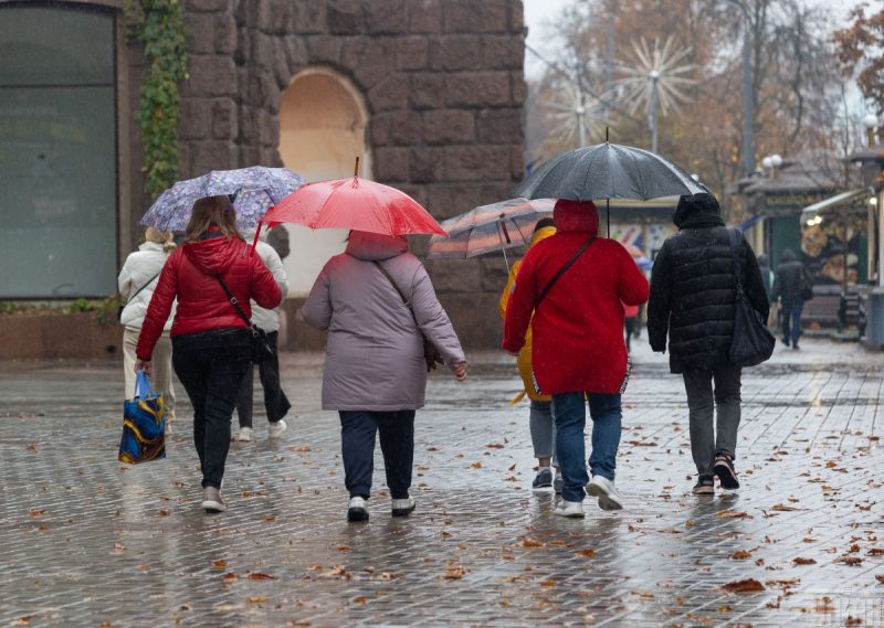 Прохолода до +12 градусів і дощі: коли в Україну повернеться тепло