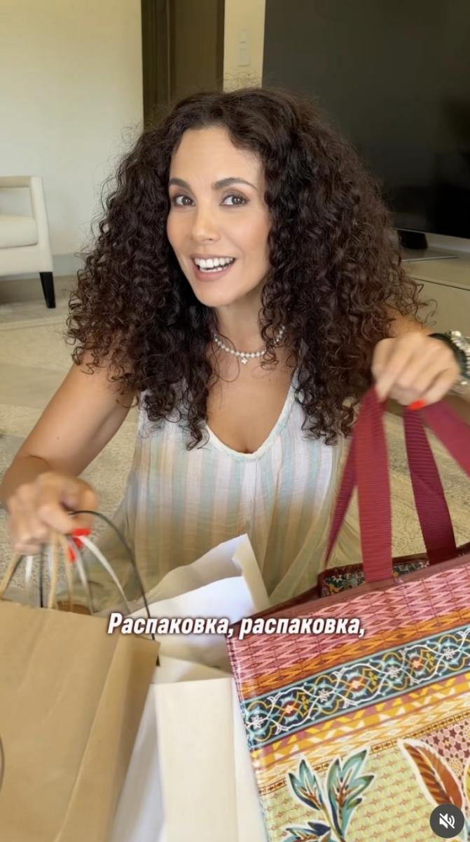 Каменских стала блогером и показывает распаковки Каменских стала блогером и показывает распаковки