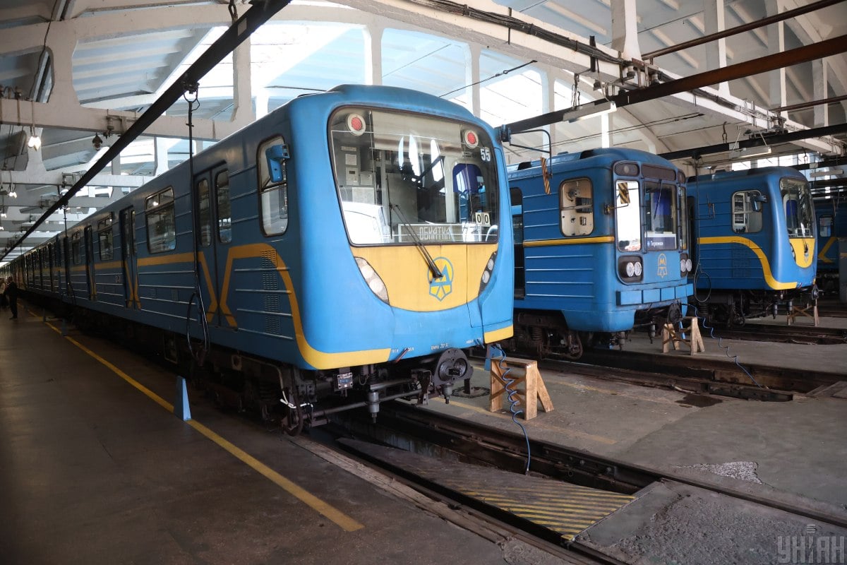Потяги метро у  депо КП 