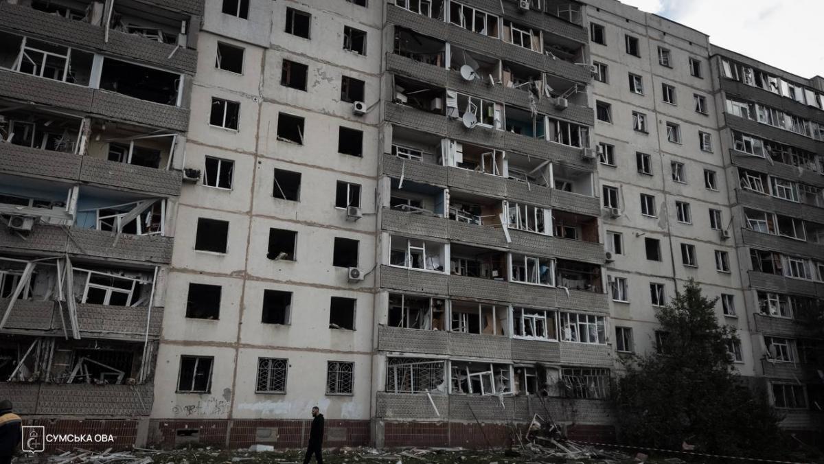 РФ сбросила на Сумы сразу 5 КАБов: повреждена многоэтажка, есть раненые РФ сбросила на Сумы сразу 5 КАБов: повреждена многоэтажка, есть раненые