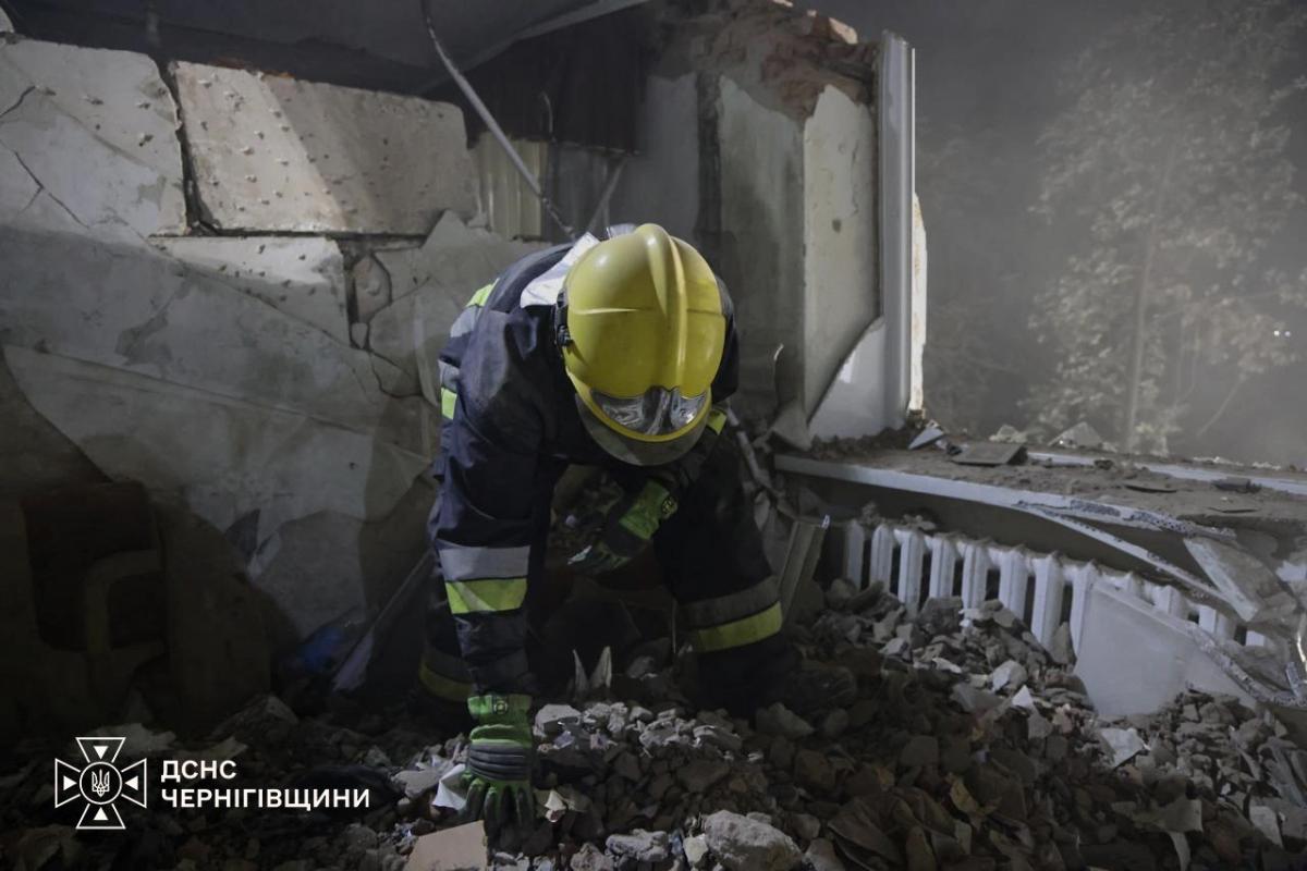 У Прилуках триває розбір завалів на місці удару РФ у житловий будинок