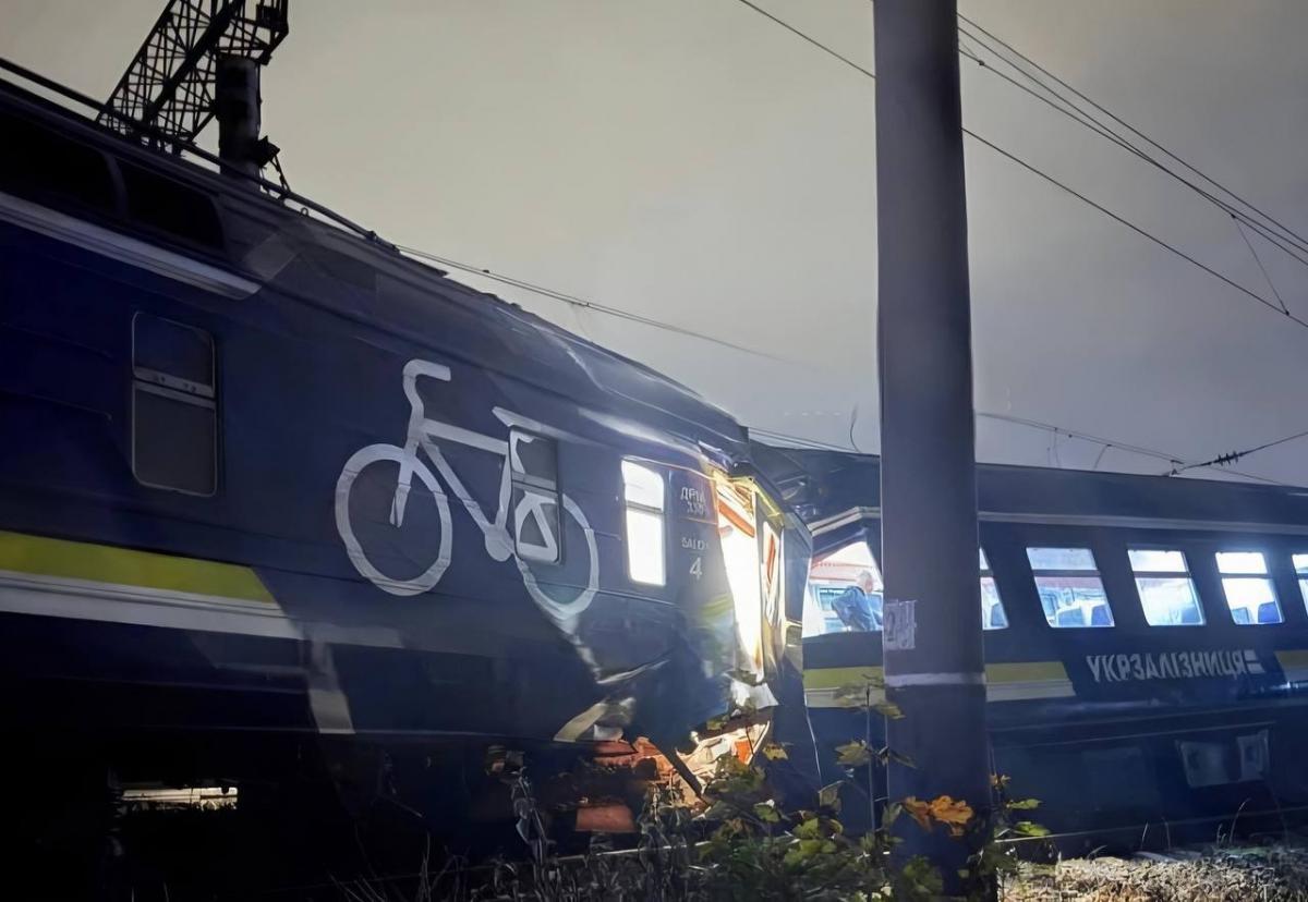 Зіткнення потяга з електровозом на Львівщині 8 жовтня Зіткнення потяга з електровозом на Львівщині 8 жовтня