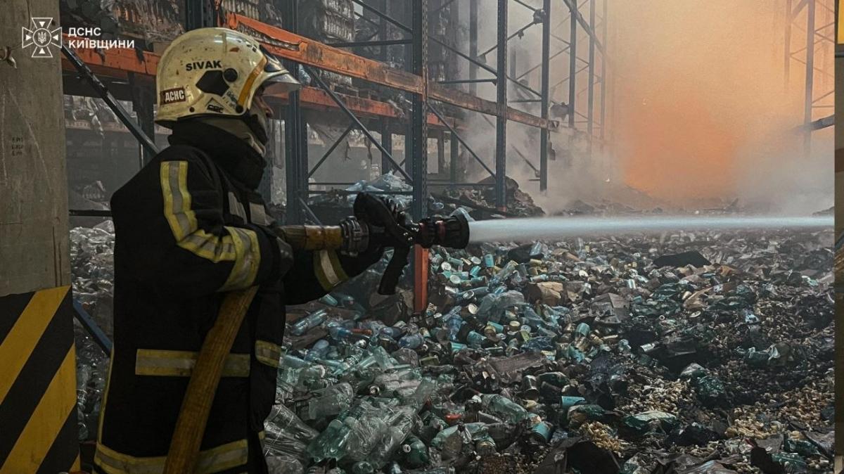 У Бучанському районі Київщини РФ атакувала складські приміщення