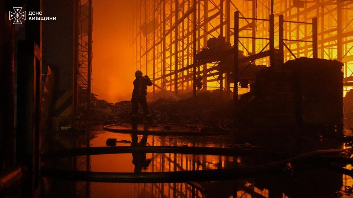 У Бучанському районі Київщини РФ атакувала складські приміщення