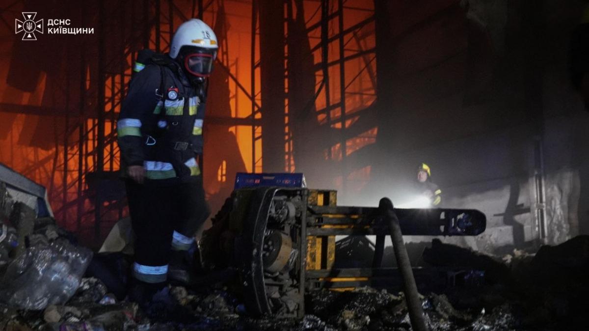 У Бучанському районі Київщини РФ атакувала складські приміщення