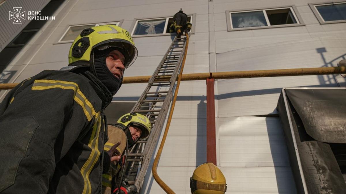 У Бучанському районі Київщини РФ атакувала складські приміщення