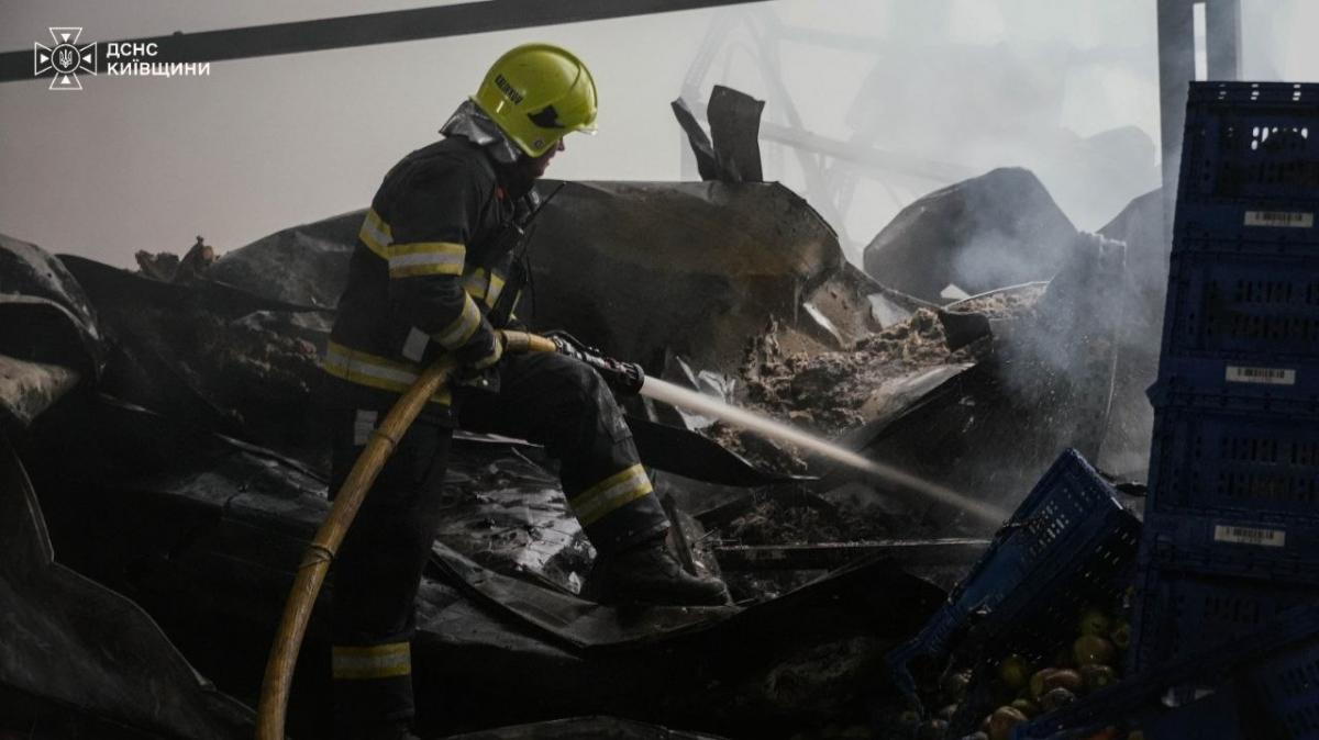 У Бучанському районі Київщини РФ атакувала складські приміщення