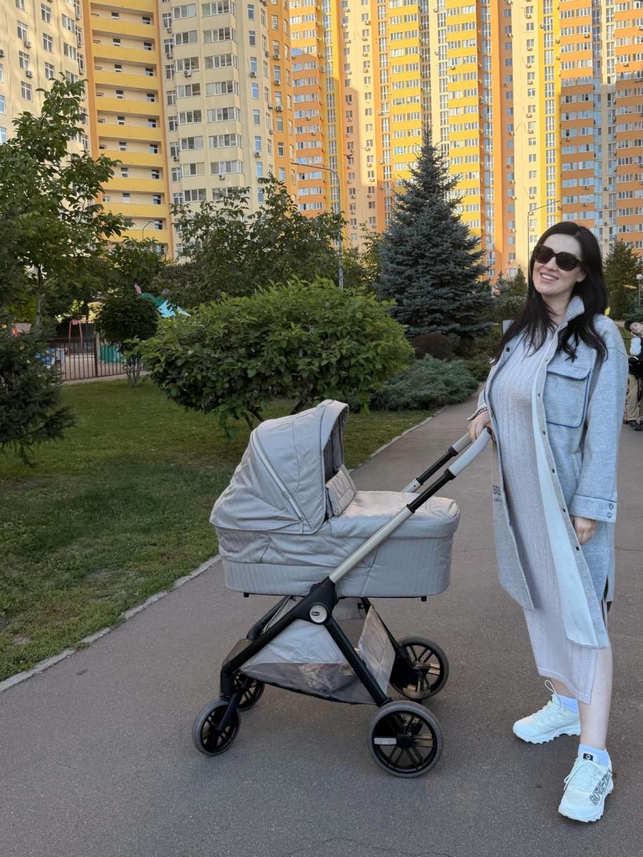 Соломія Вітвіцька з сином на прогулянці