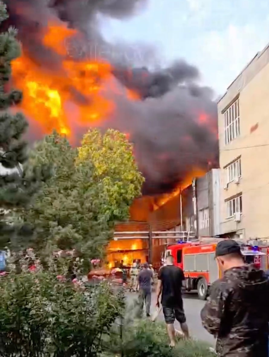 Під Ростовом горить завод "Аксайкардандеталь"