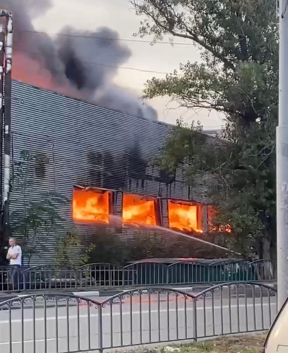 Під Ростовом горить завод "Аксайкардандеталь"