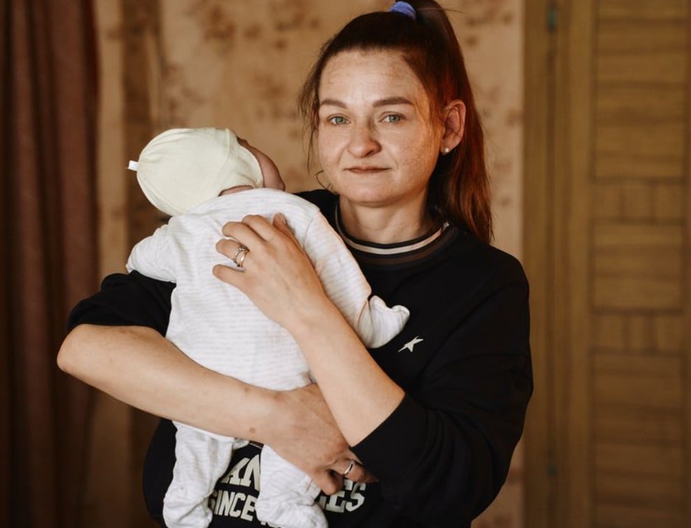 Ольга Кривогуб тримає на руках свою доньку Катерину, яку народила в березні 2026 року
