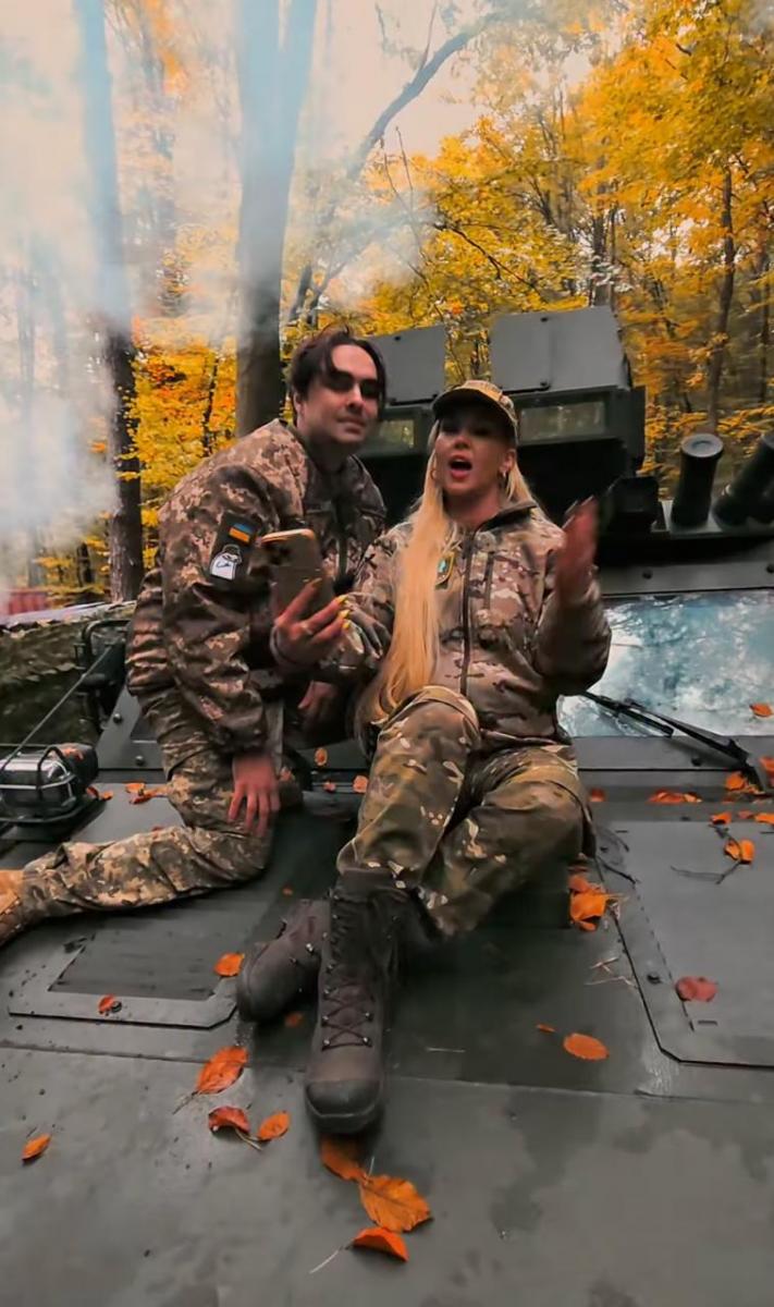 Камалию захейтили за видео в военной форме Камалию захейтили за видео в военной форме