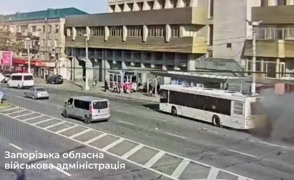 В Запорожье атакован муниципальный автобус В Запорожье атакован муниципальный автобус