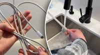 Як безпечно помити кабель для зарядки телефона від плям