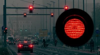 Що означає миготливий червоний сигнал світлофора: чи можна їхати далі