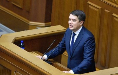 Разумков за гроші олігархів намагається переконати, що захищає інтереси звичайних українців, - експерт