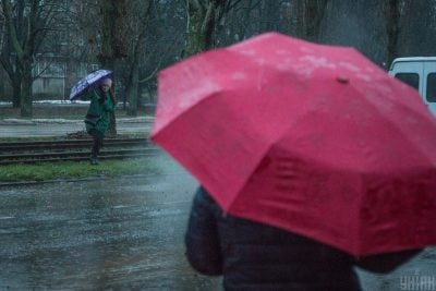 Штормовий вітер та дощі змінять погоду: які області України накриє негода
