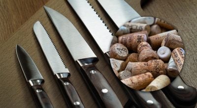 Навіщо досвідчені господині надягають корок на ніж: хитрий домашній трюк