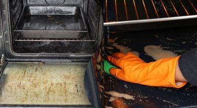 Духовка снова будет сиять: как отмыть застарелый жир без дорогих средств