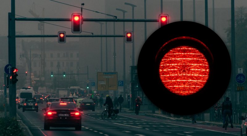 Що означає миготливий червоний сигнал світлофора: чи можна їхати далі